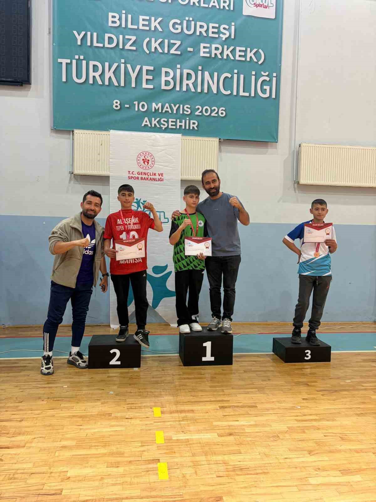 Alaşehir&rsquo;in g&uuml;&ccedil;l&uuml; bilekleri Konya&rsquo;da k&uuml;rs&uuml;ye &ccedil;ıktı