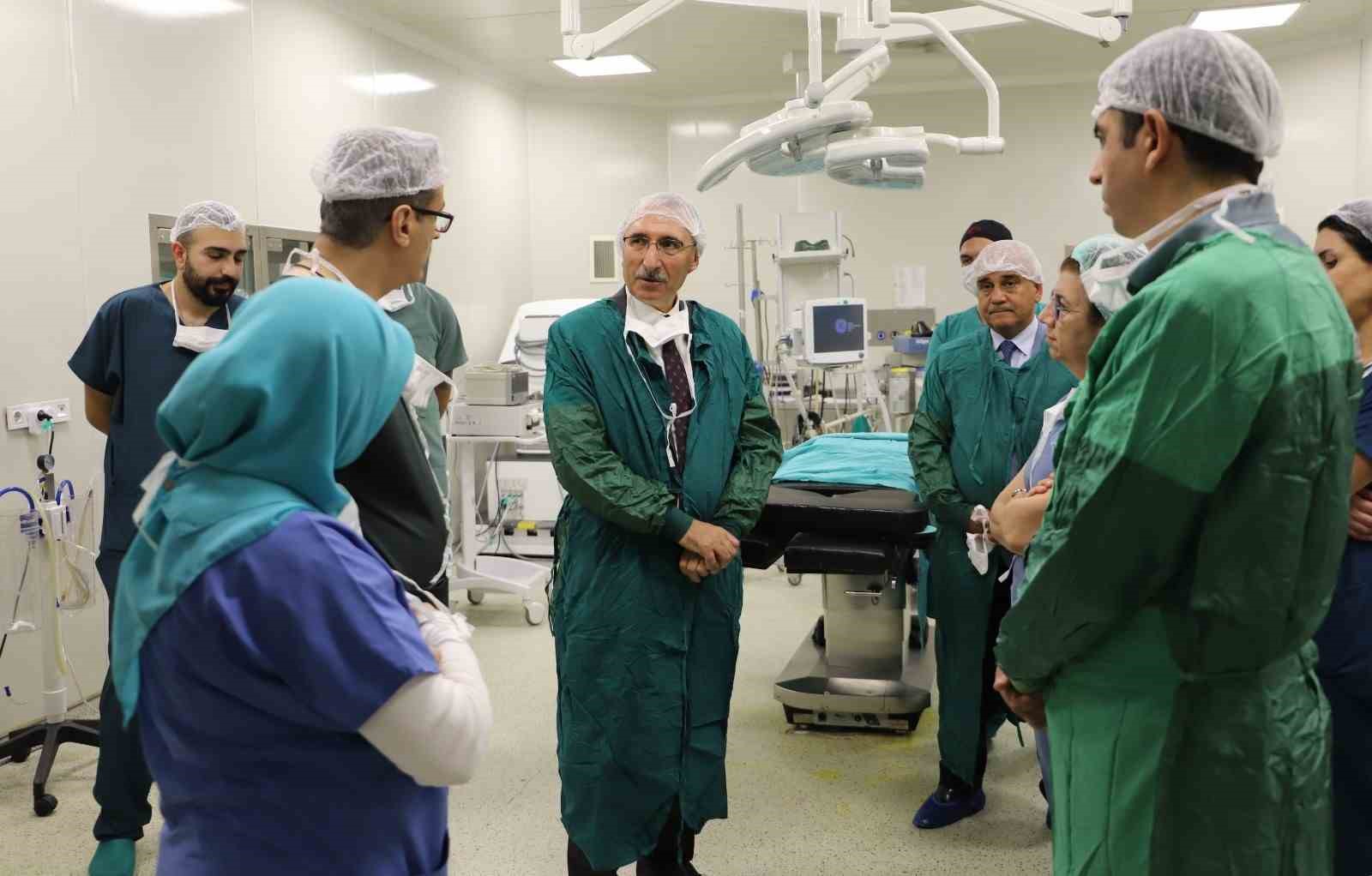 FÜ Hastanesi’nde robotik cerrahi sistemi hizmete girdi