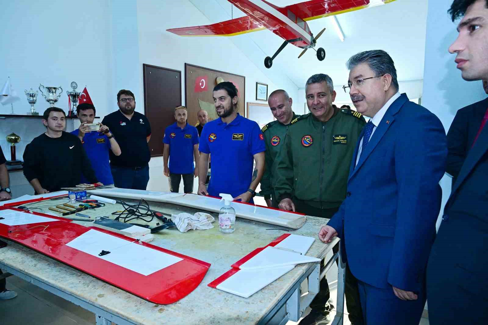 yarışmalarında g&ouml;rev alacak pilotların eğitim g&ouml;rd&uuml;ğ&uuml; merkeze Vali Yılmaz&rsquo;dan ziyaret