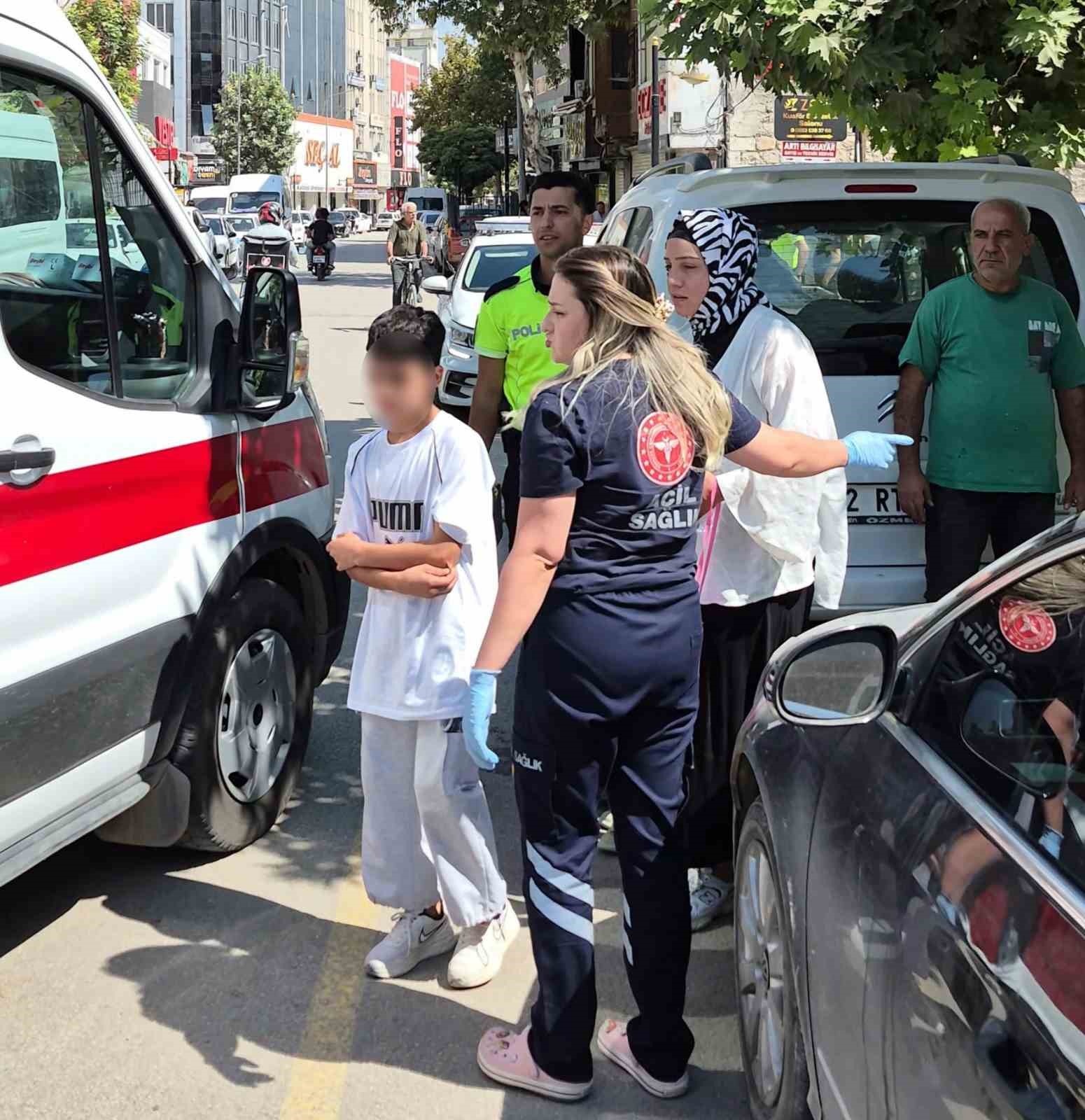 Minibüs ile iki otomobil çarpıştı: 2 çocuk yaralandı