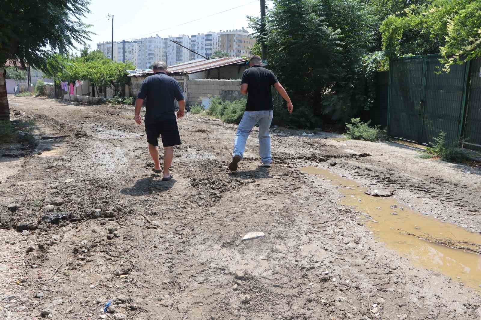 Mahalleliden bozuk yol tepkisi: "Kağnı ge&ccedil;meye &ccedil;alışsa ge&ccedil;emez"