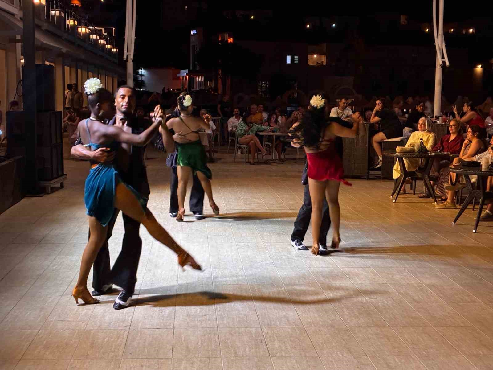 Bardakçı Koyu’nda tatil konser ve dans şovlarıyla renklendi