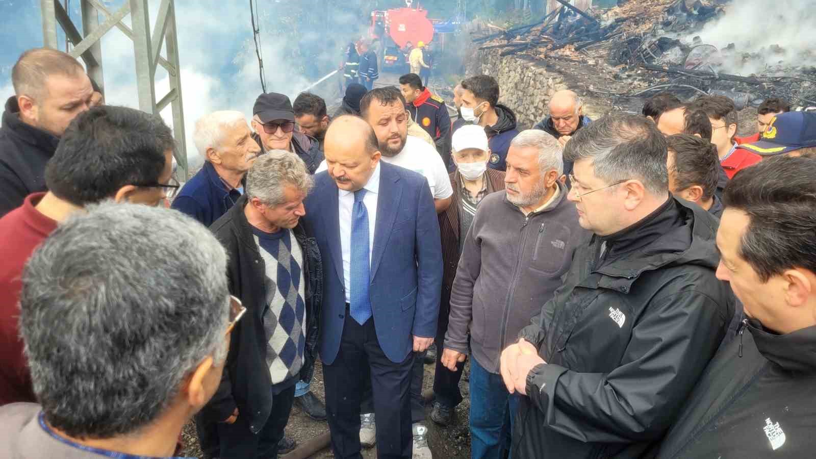 Vali Meftun Dallı&rsquo;dan 11 evin k&uuml;le d&ouml;nd&uuml;ğ&uuml; yangınla ilgili a&ccedil;ıklama: "Kontrol altında, soğutma &ccedil;alışmaları devam ediyor"