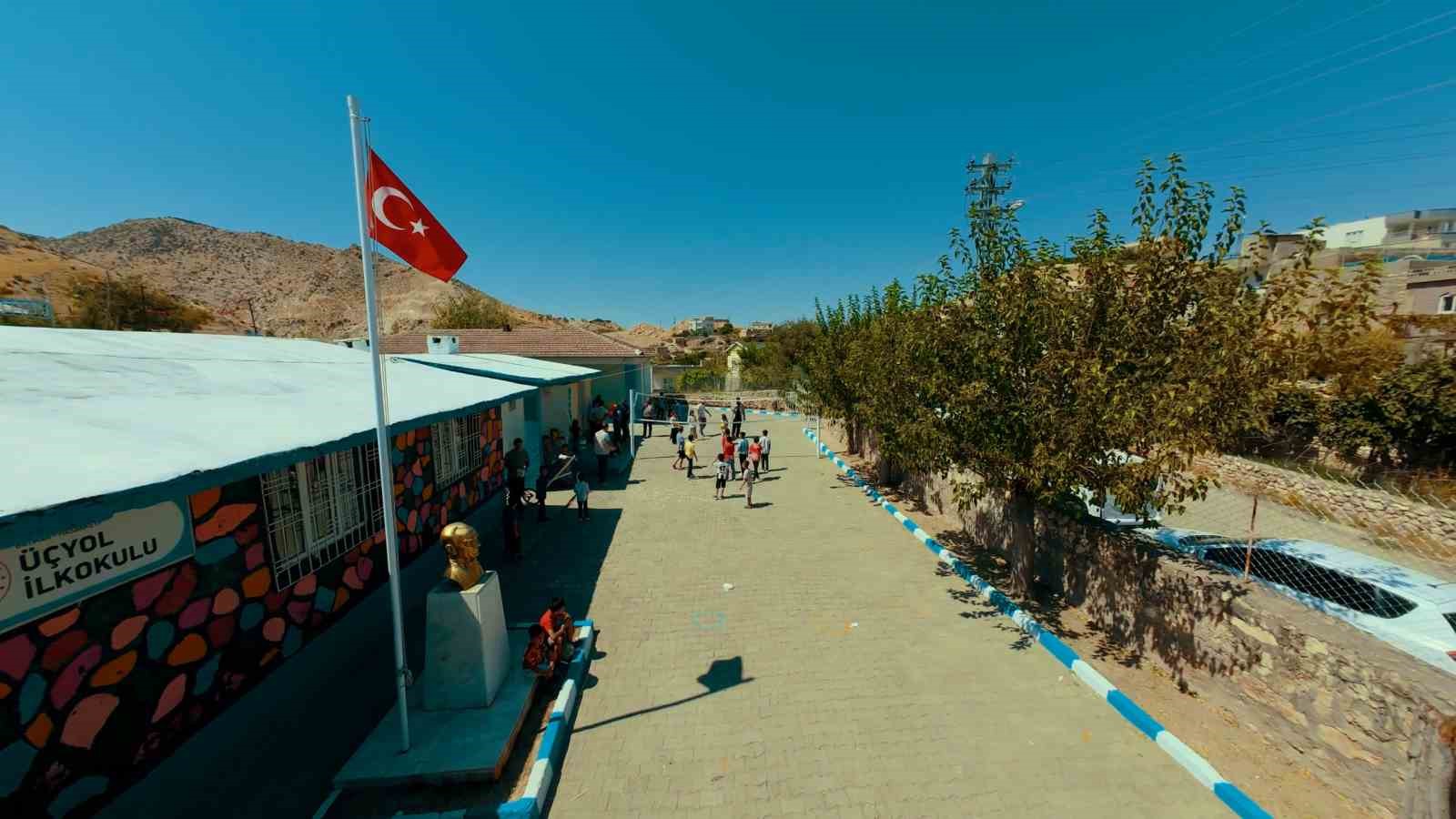 Yedi Başak derneği tarafından Batman’da 60 yıllık köy okulu yenilendi