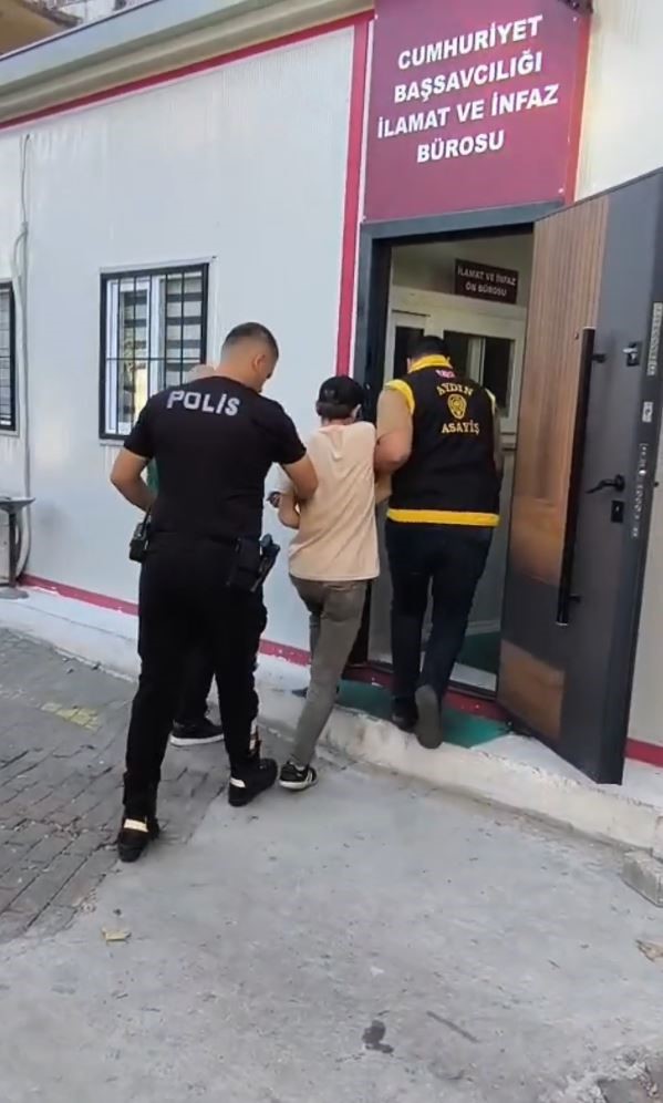 Hırsızlıktan aranan 2 h&uuml;k&uuml;ml&uuml; yakalandı