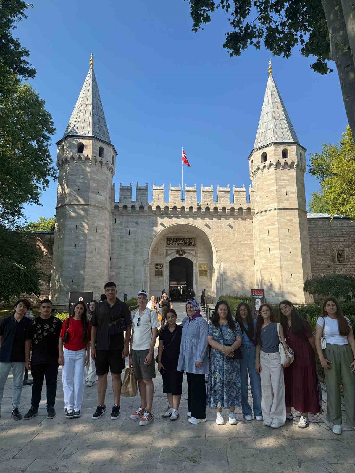 Nobel ödüllü bilim insanı Aziz Sancar’ın yeğeni, kitabını okuyan lise öğrencilerini İstanbul gezisiyle ödüllendirdi