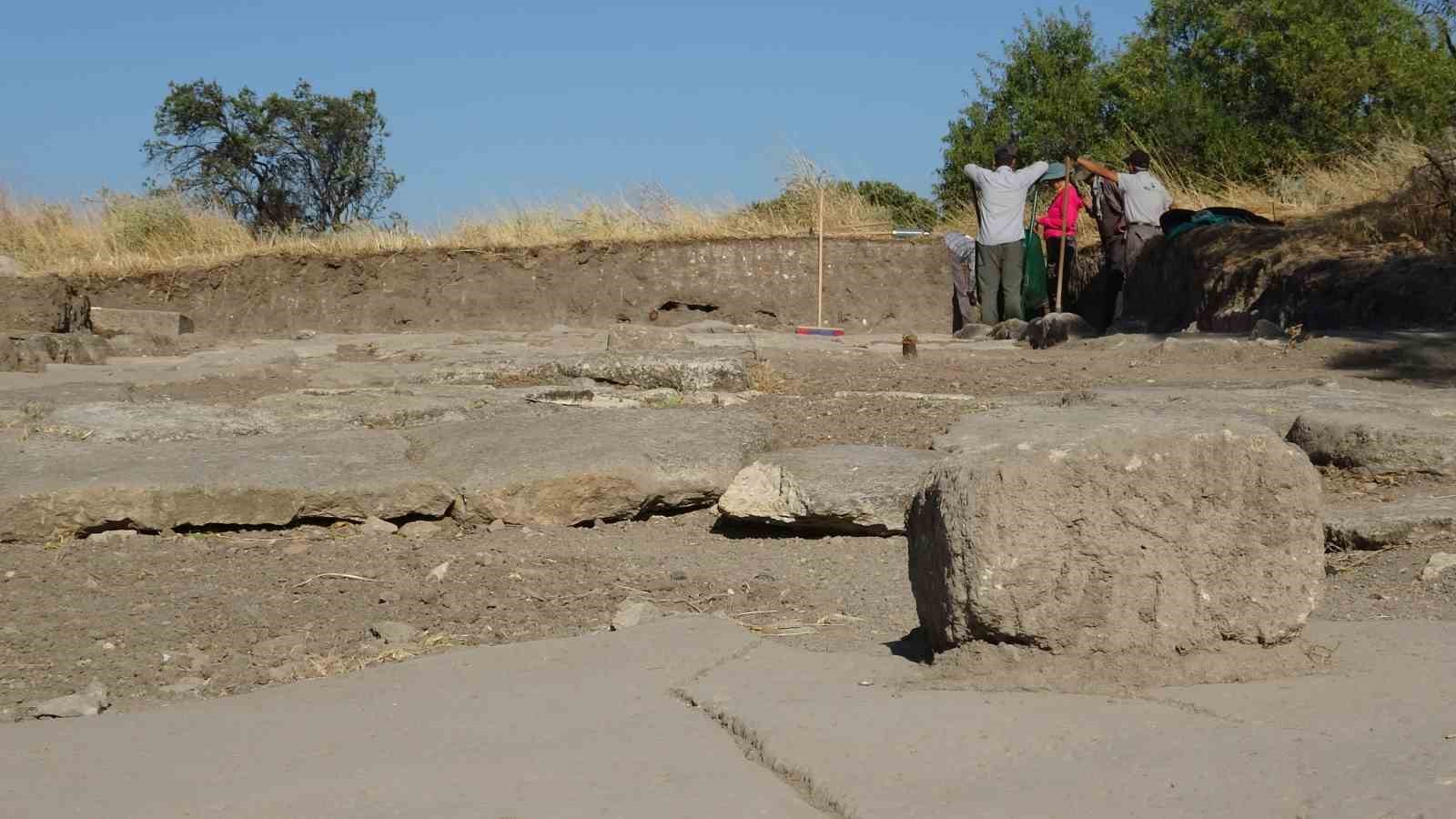 Çanakkale’de 2 bin yıllık Roma Caddesi gün yüzüne çıkarılıyor