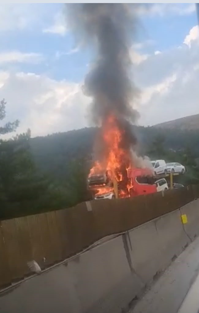 Otoyolda otomobil taşıyan tırda yangın