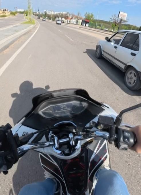 Gaziantep’te trafikte ilginç görüntü: Seyir halindeki otomobilin lastiği yerinden çıktı
