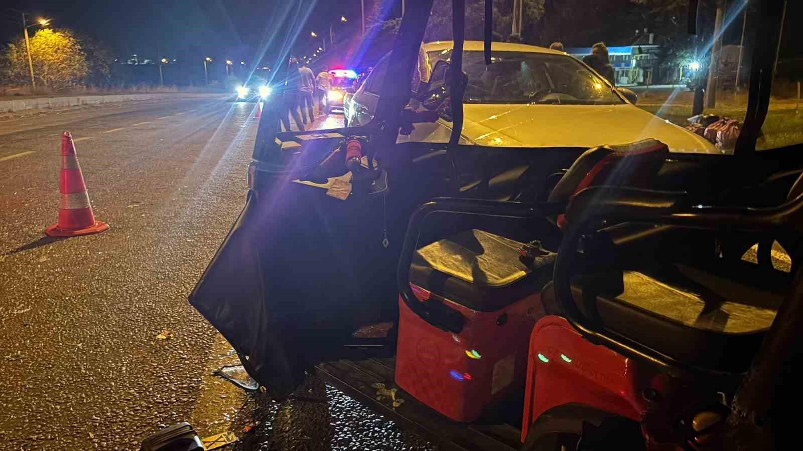 Tavşanlı’da otomobil elektrikli bisiklete çarptı: 2 yaralı