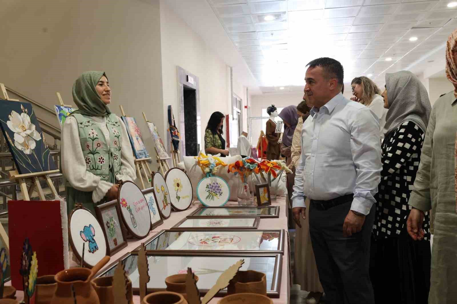 Öğrencilerin el emeği ürünleri sergide beğeni topladı