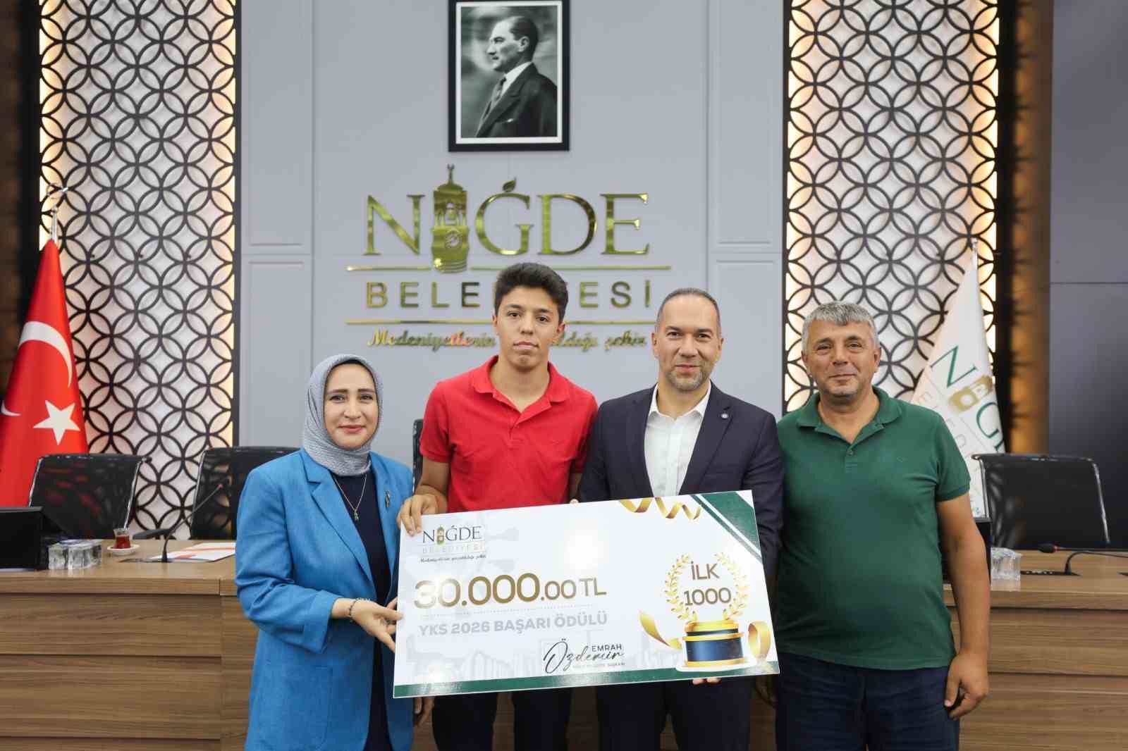 Başkan Özdemir’den YKS şampiyonlarına anlamlı destek