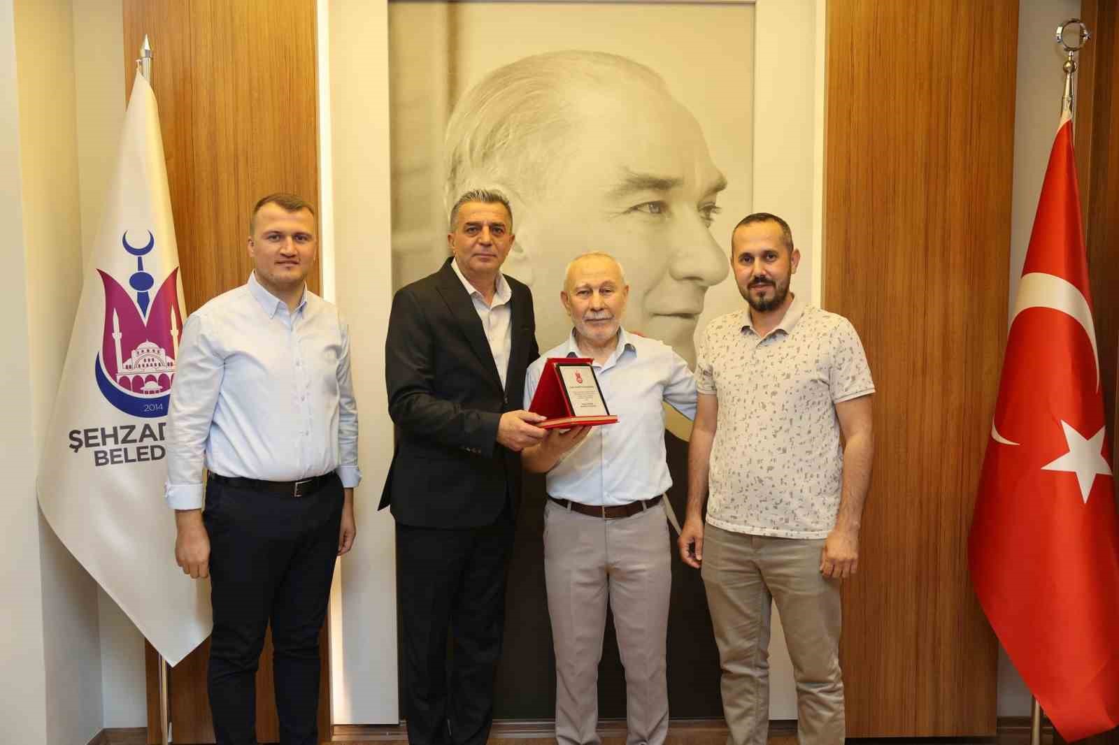 Manisa&rsquo;da 41 bin nikaha imza attı, g&ouml;zyaşlarıyla veda etti