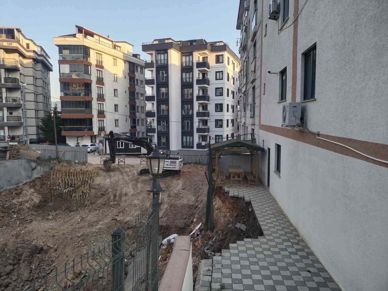 Çekmeköy’de istinat duvarı yıkılan inşaatın yanındaki 5 katlı bina boşaltıldı