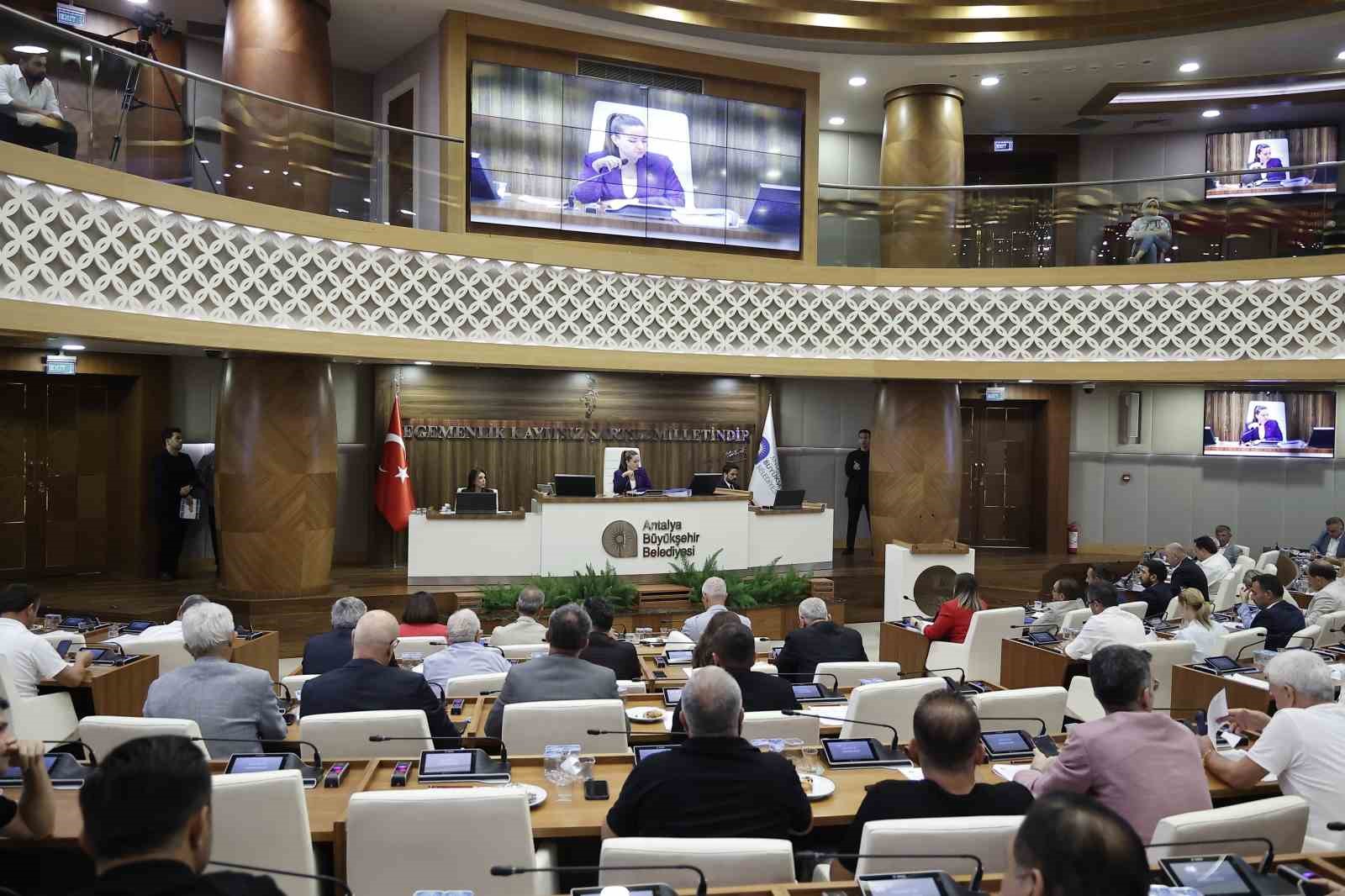 Başkan Vekili &Ouml;zdemir: "Antalya&rsquo;ya milyar milyar liralık yatırımlar yapıyoruz"