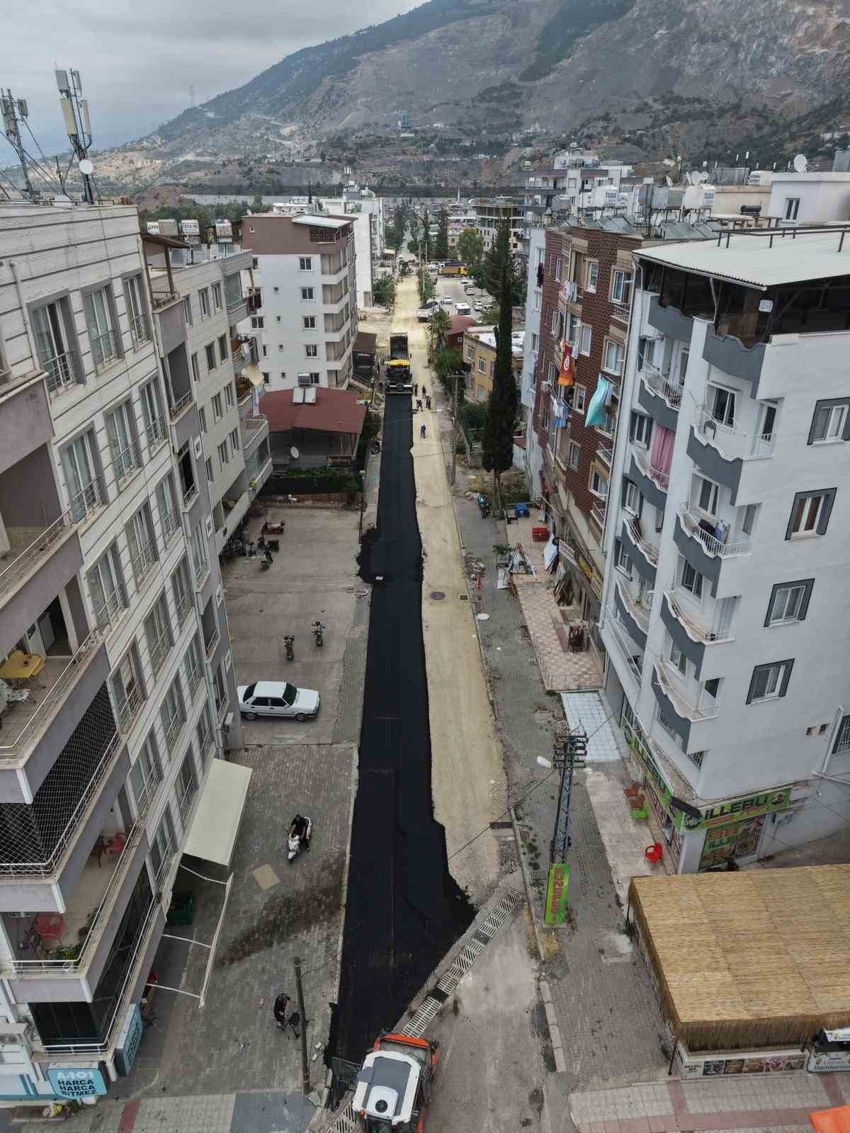 İskenderun Belediyesi, bir haftada 4 bin 768 ton sıcak asfalt serimi gerçekleştirdi