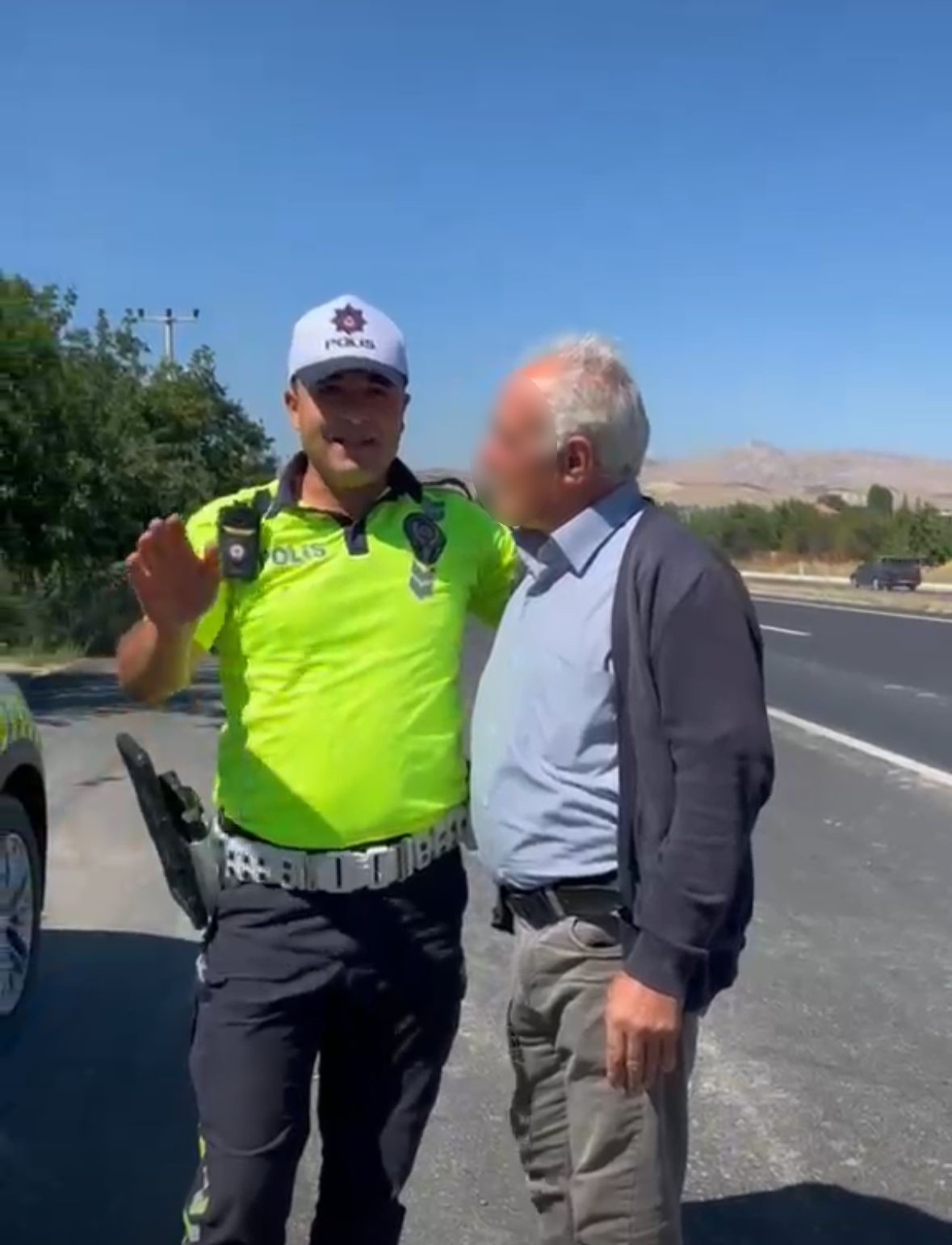 Bulaşık yıkama cezasıyla Türkiye’nin yüzünü güldüren trafik polisi konuştu: "O sıcakta gönlüm el vermedi"