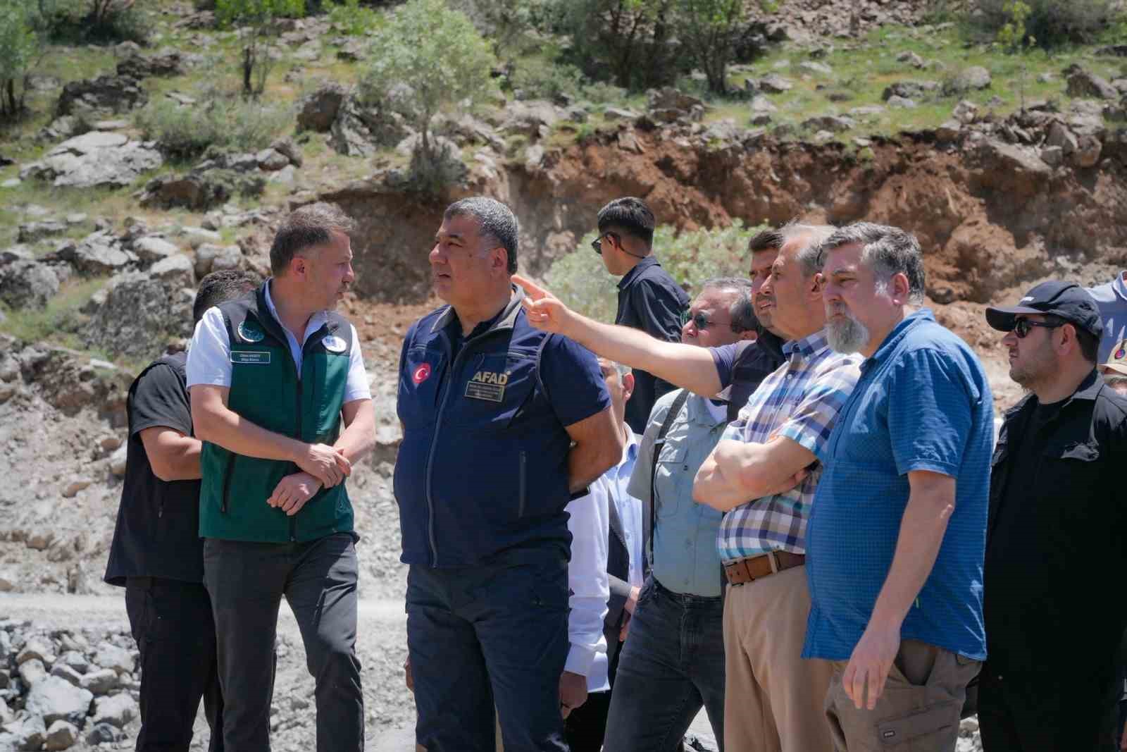 Uzman ekipler heyelan alanını inceledi
