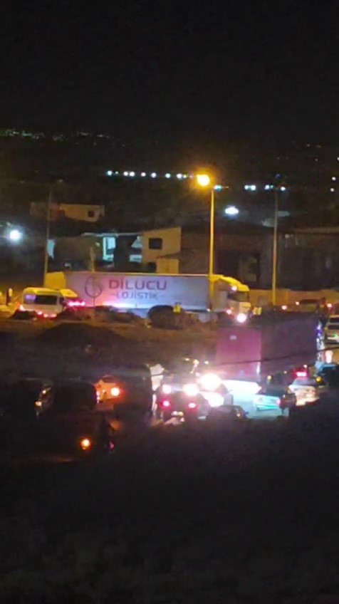Düğün konvoyunda yaşanan tartışma meydan savaşına döndü: 4 yaralı