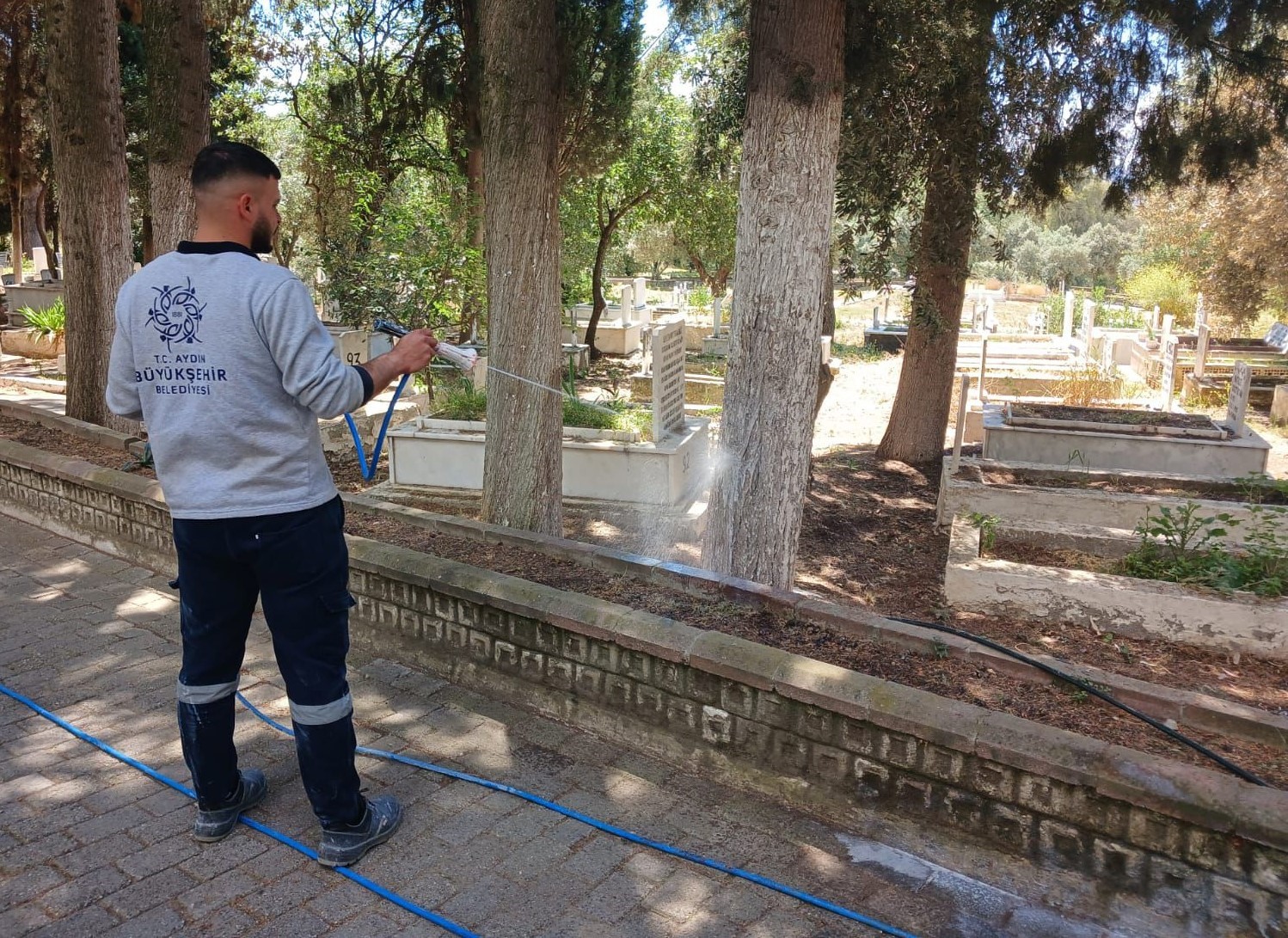 Aydın’da bayram öncesi mezarlıklar bakımdan geçiriliyor
