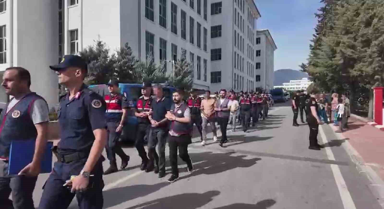 Adliyeye sevk edilen şüphelilere ailelerinden ibretlik tepki