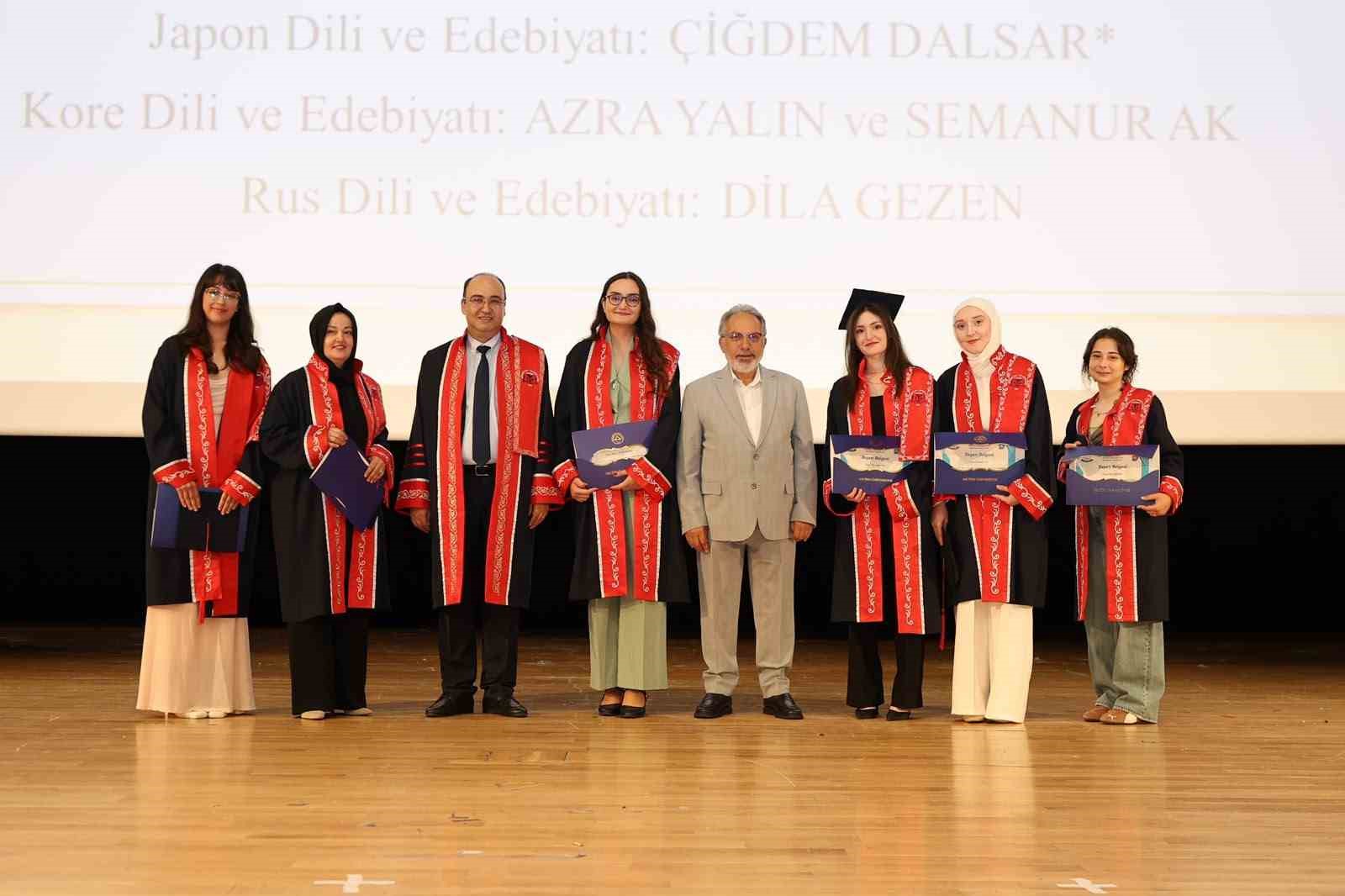 ERÜ Edebiyat Fakültesi’nde 450 öğrenci mezun oldu