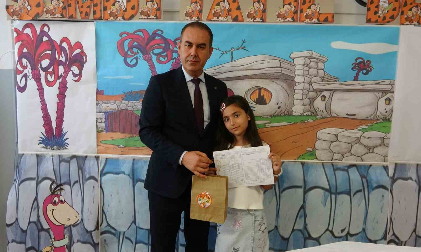 Mersin&rsquo;de 349 bin 348 &ouml;ğrenci karne heyecanı yaşadı