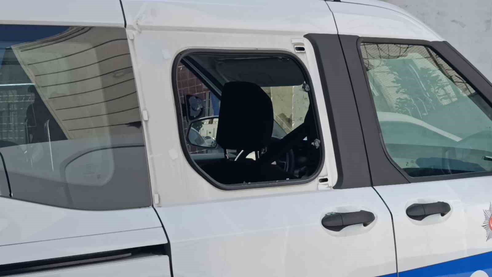 Şanlıurfa’da polis aracının camını bıçakla kırıp ekiplere saldırdı
