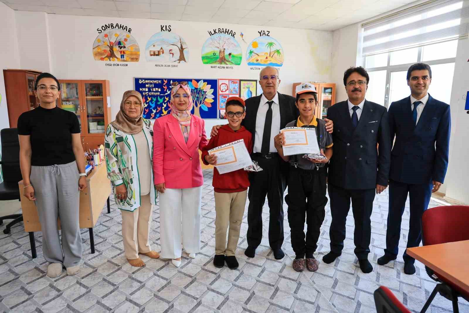 Başkan Arslan &ouml;ğrencilerin karne heyecanına ortak oldu