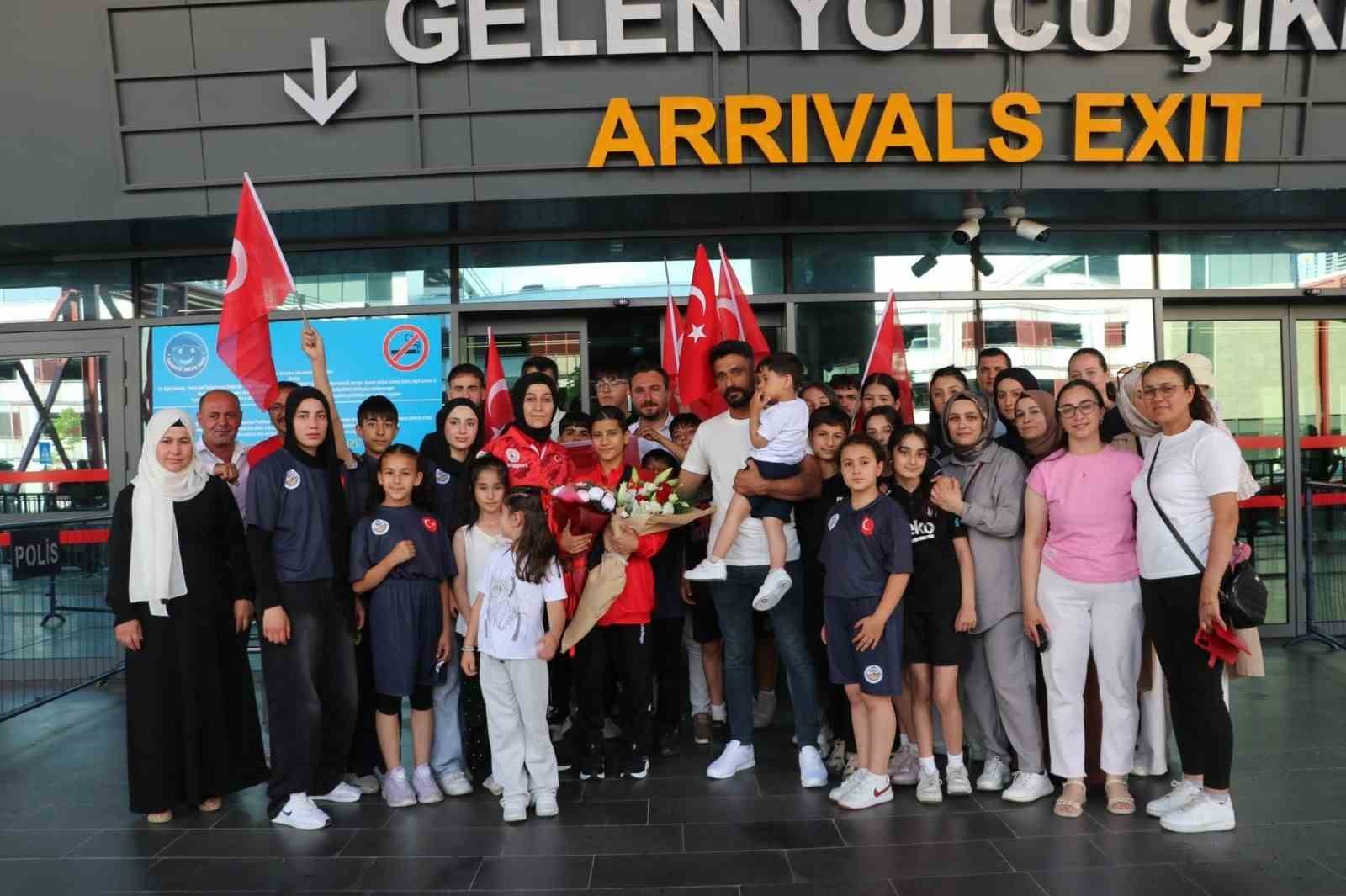 Dünya Şampiyonu Ayşegül Açık’a coşkulu karşılama