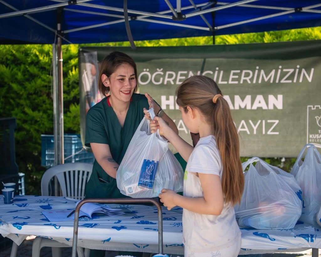 Kuşadası’nda öğrencilere 122 bin beslenme paketi desteği