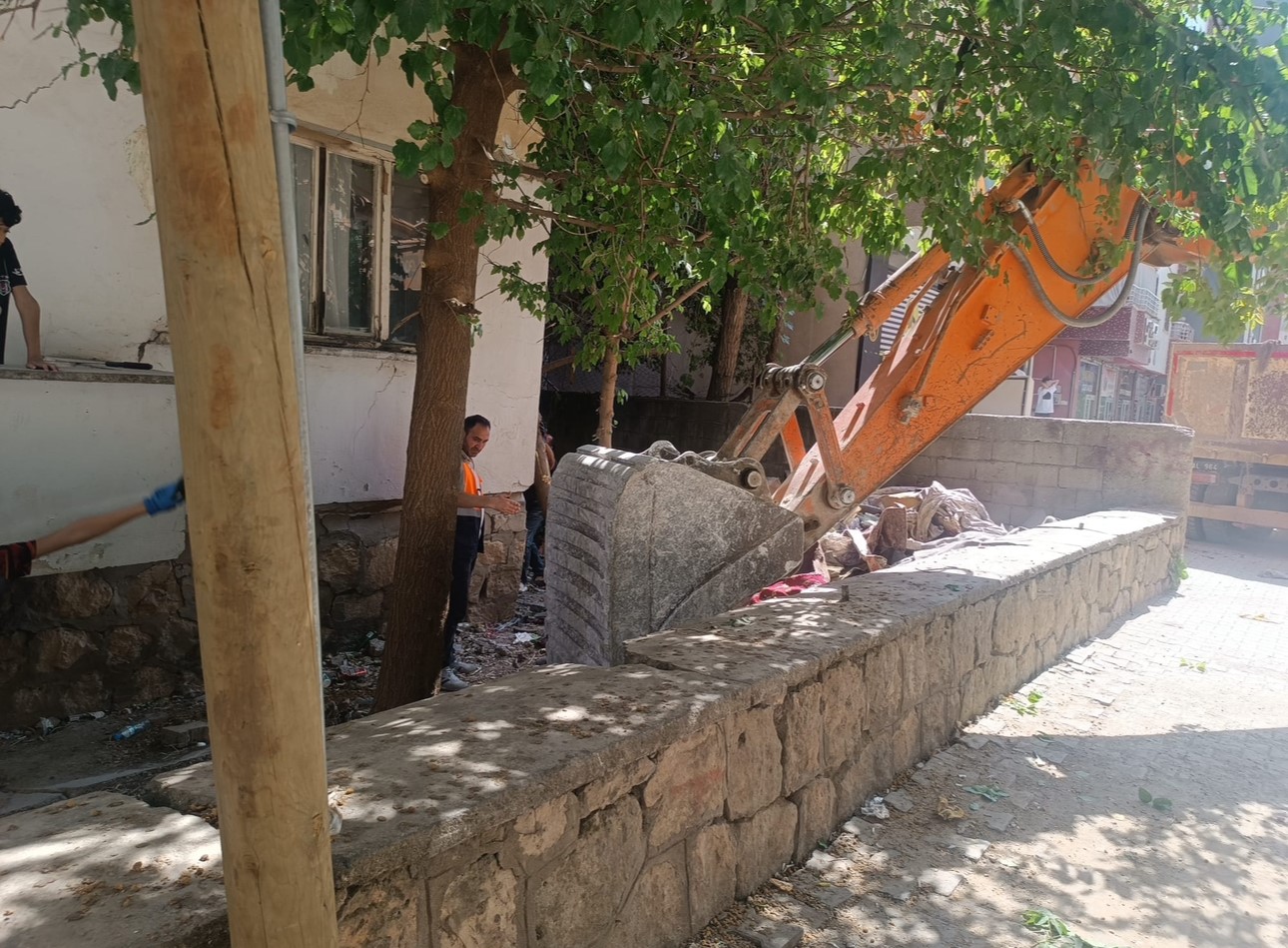 Siirt’te bir evden 2 kamyon çöp çıkarıldı
