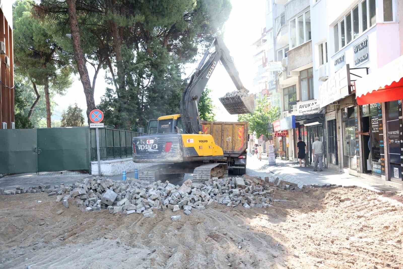 Efeler&rsquo;de adliye yanında yol yenileme &ccedil;alışması başladı