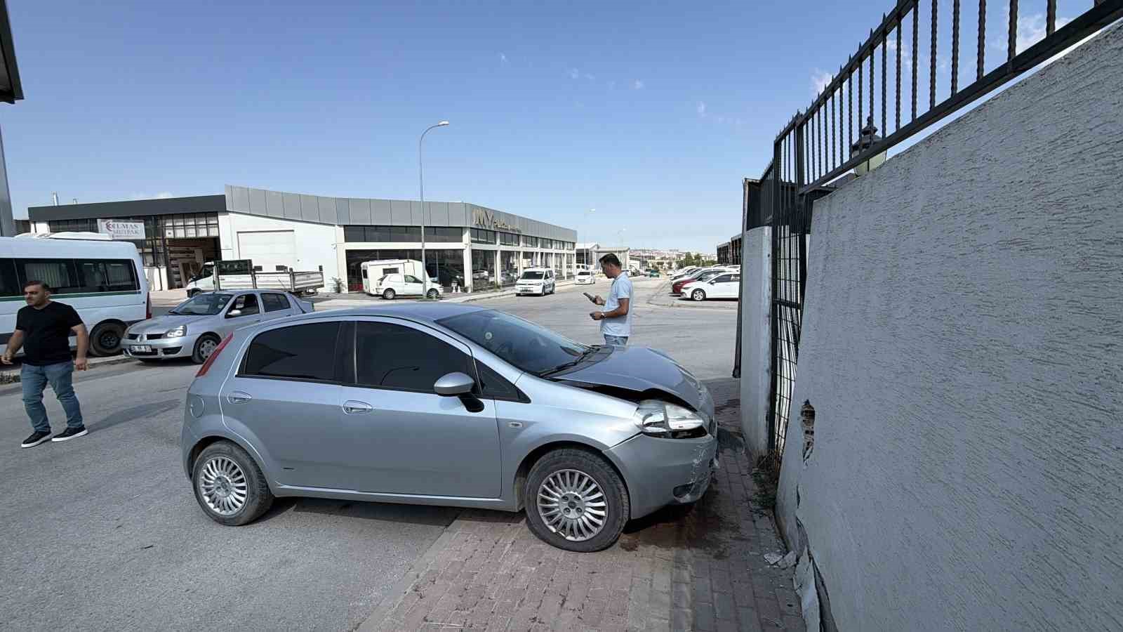 Eskişehir’de iki sokağın kesişiminde otomobil ile kamyonet çarpıştı
