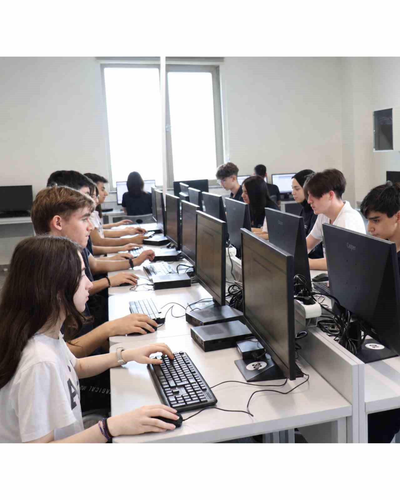 Hem üniversiteye hem mesleğe hazırlık
