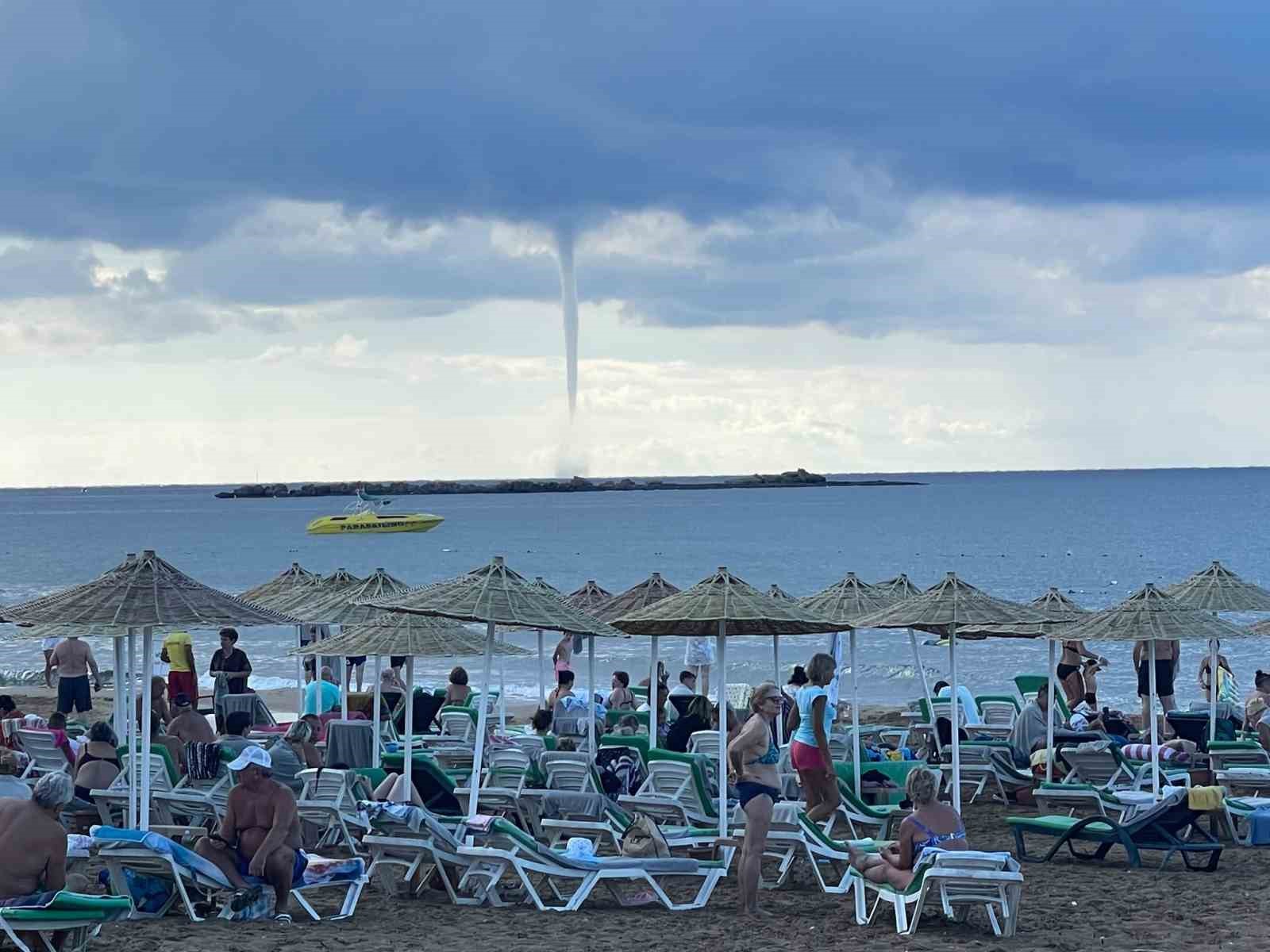 Alanya’da deniz üzerinde dev hortum
