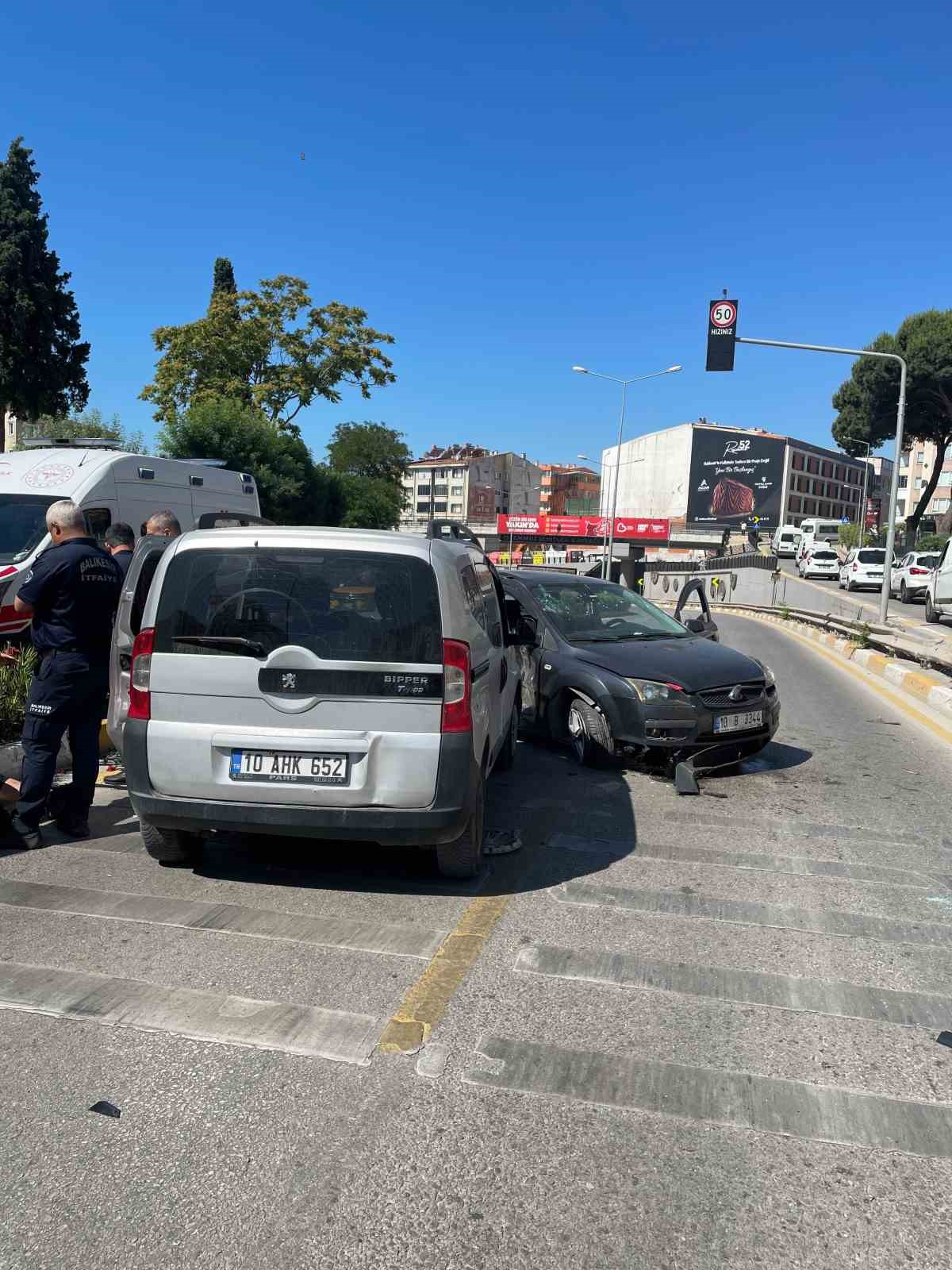 Balıkesir&rsquo;de otomobiller &ccedil;arpıştı: 3 yaralı