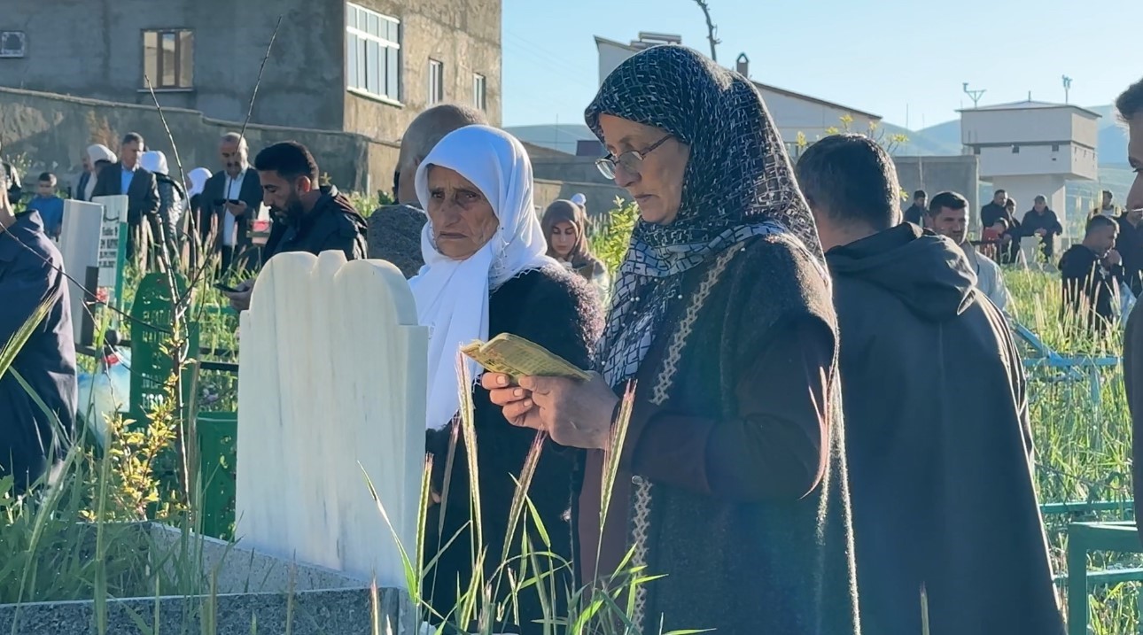 Y&uuml;ksekova&rsquo;da vatandaşlar bayram namazı sonrası mezarlıklara akın etti