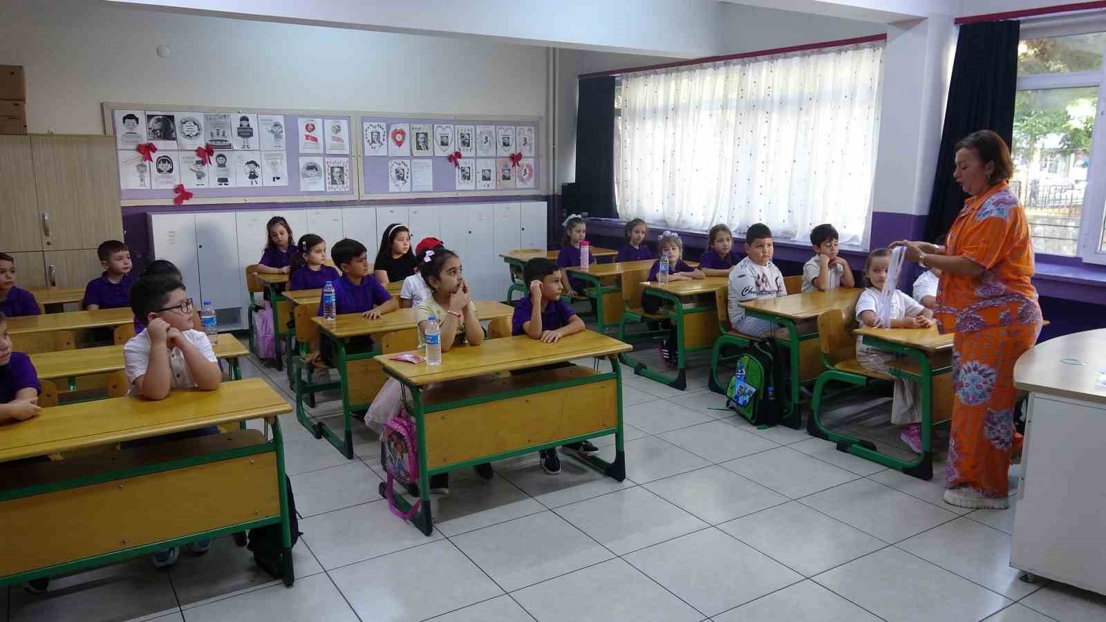 Okula başlayan miniklerin ilk gün heyecanı