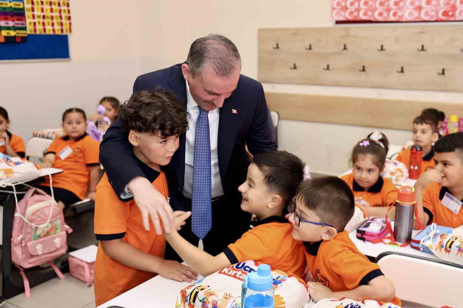 Sultanbeyli&rsquo;de 9 bin &ouml;ğrenciye &uuml;cretsiz kırtasiye desteği