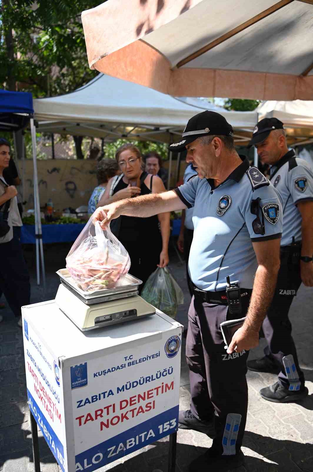 Kuşadası zabıtasından pazar denetimi