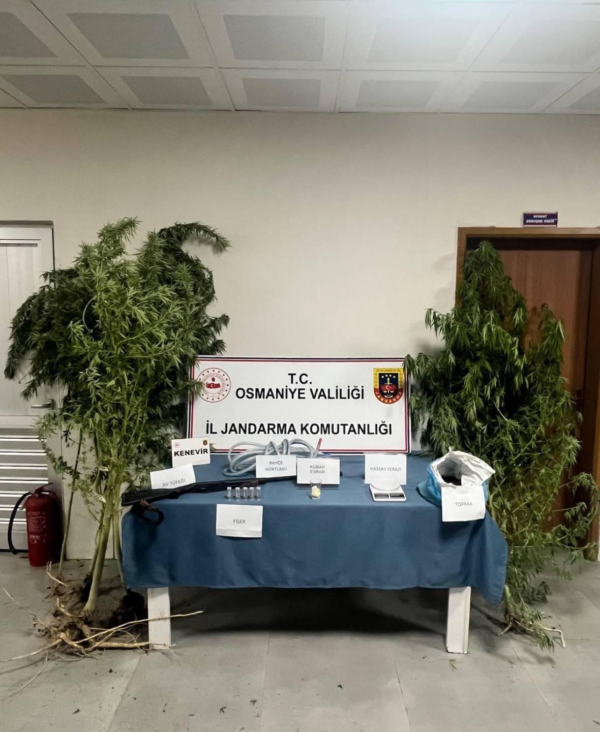 Osmaniye’de jandarmadan patlayıcı ve silah operasyonu