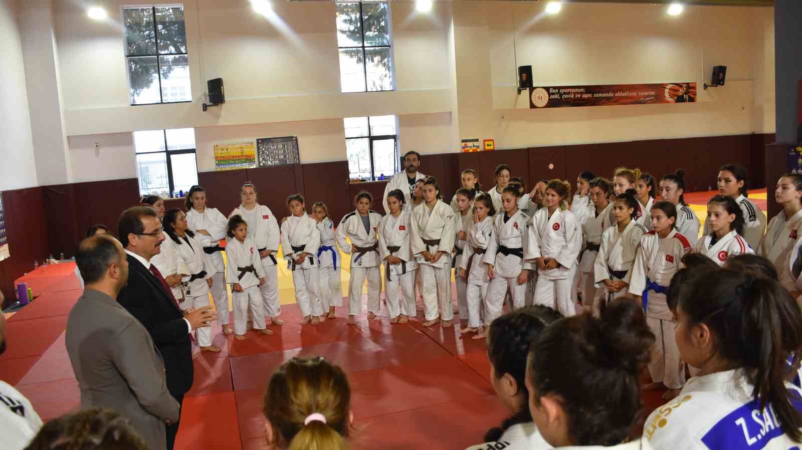 Salihli Kaymakam Güldoğan’dan milli judoculara moral ziyareti