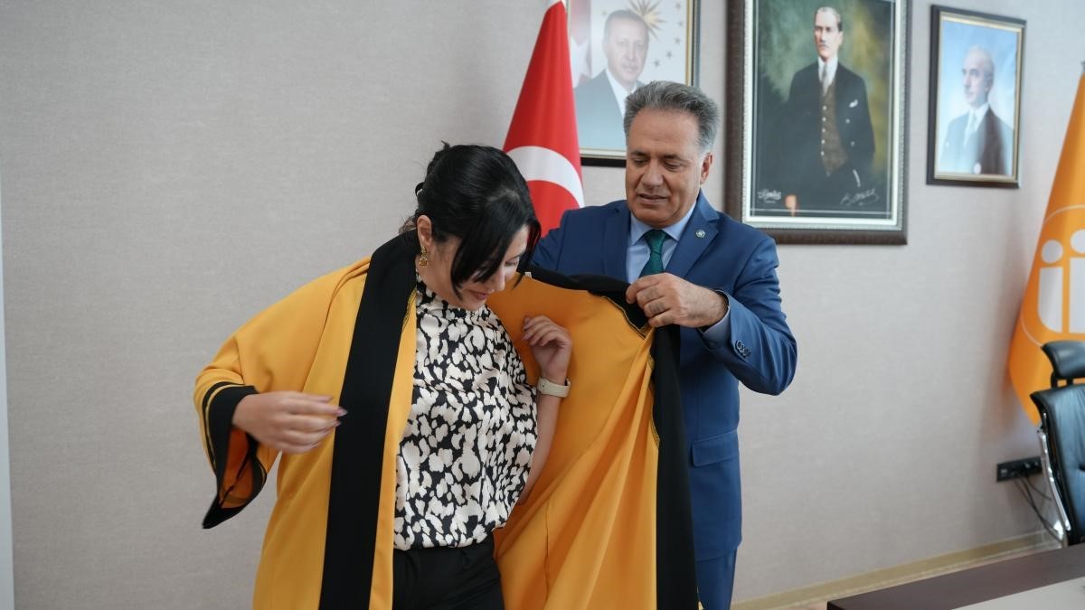 İn&ouml;n&uuml; &Uuml;niversitesinde iki akademisyene c&uuml;bbe giydirildi