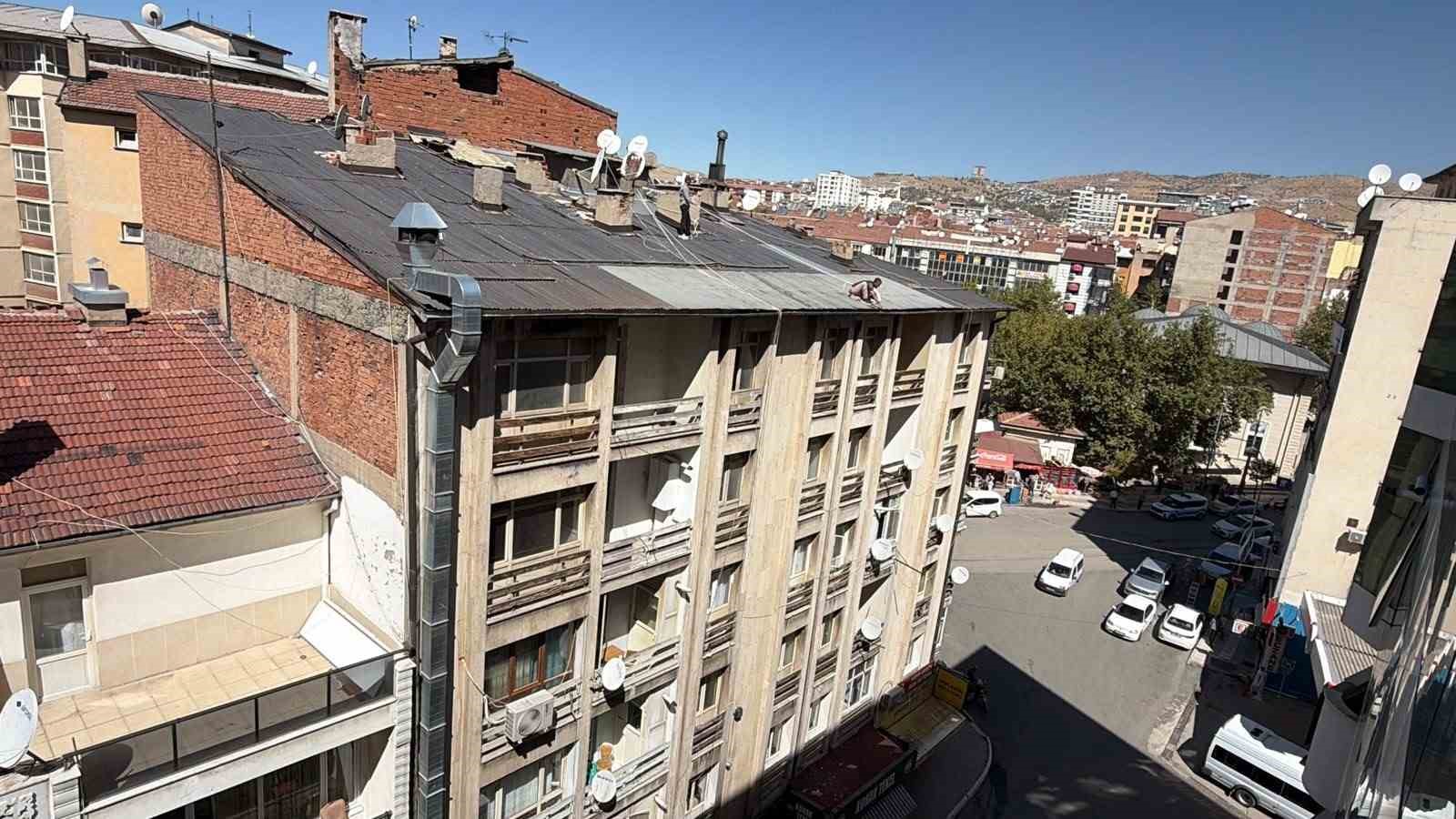 Çatıda oluk temizliği yapan şahıs, beline halat bağlayarak güvenlik önlemi aldı