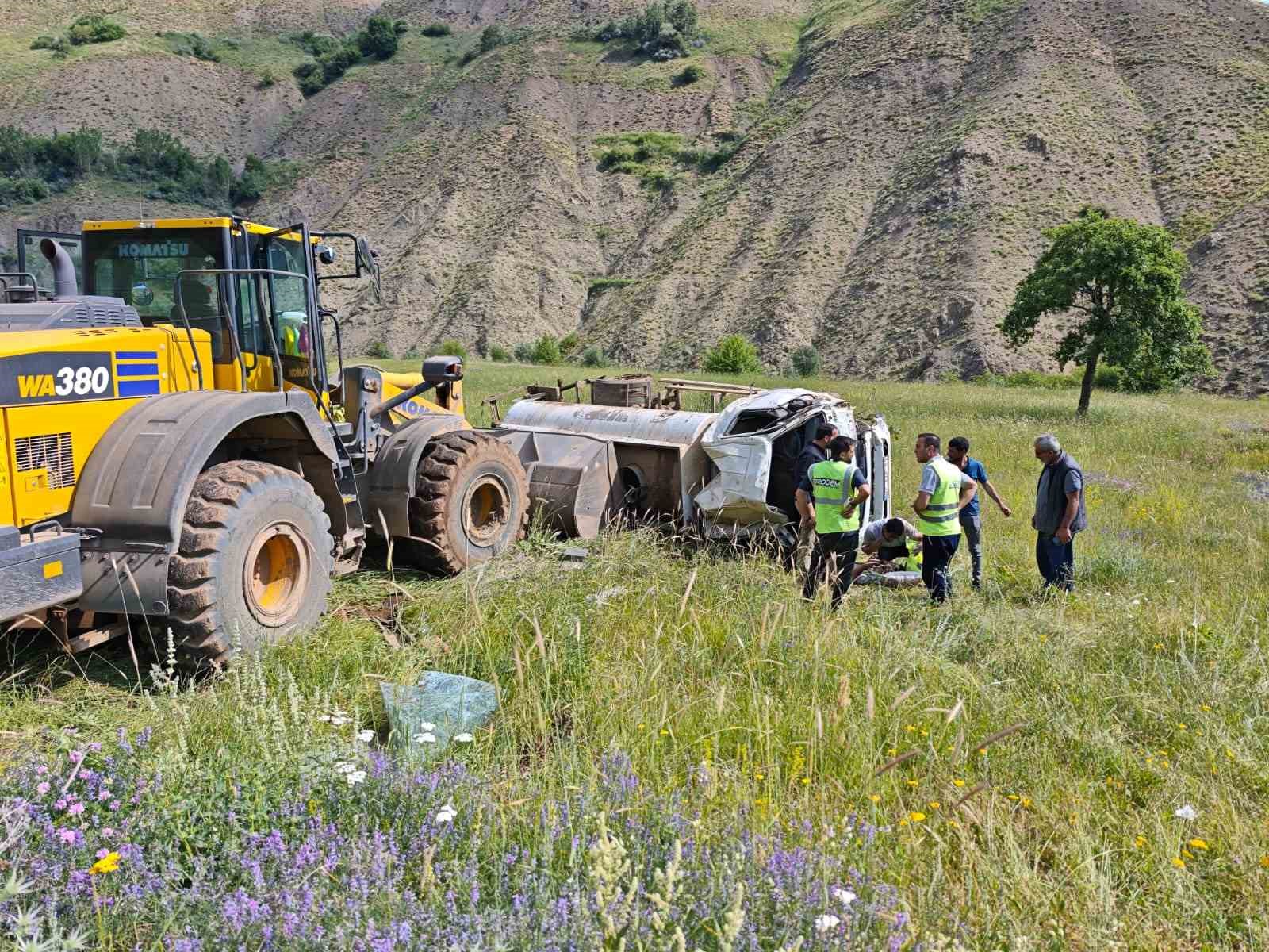 Bingöl’de su tankeri devrildi: 2 yaralı
