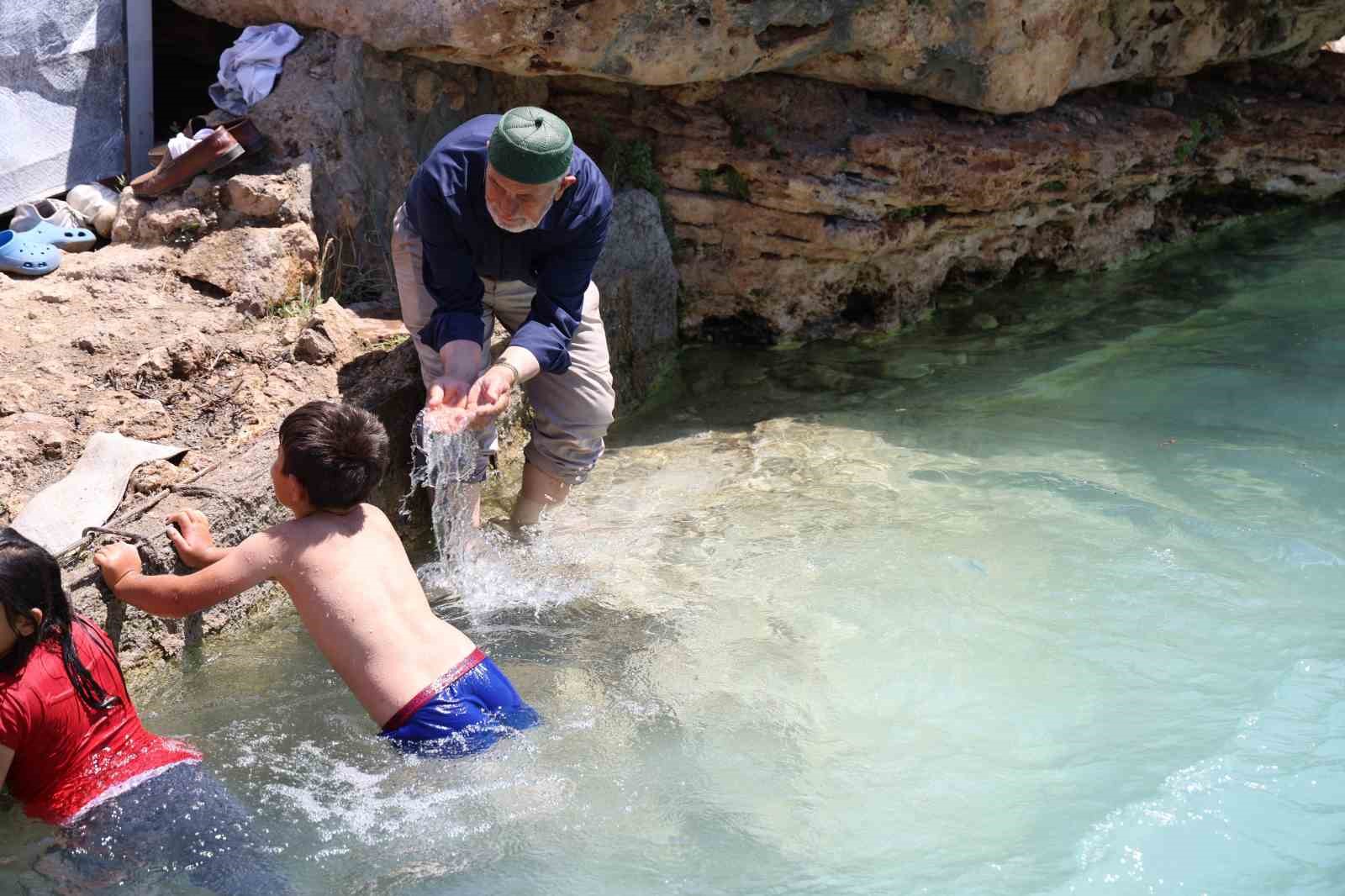 Uyuzlar şifa bulmak, gençler ise serinlemek için giriyor