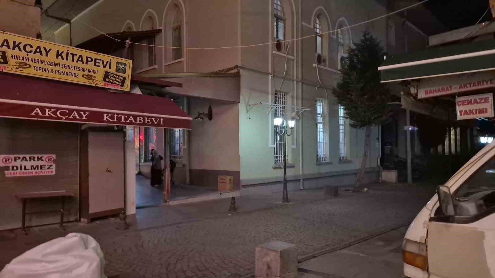 Namaz kılmak için girdiği camide eşyaları çalındı