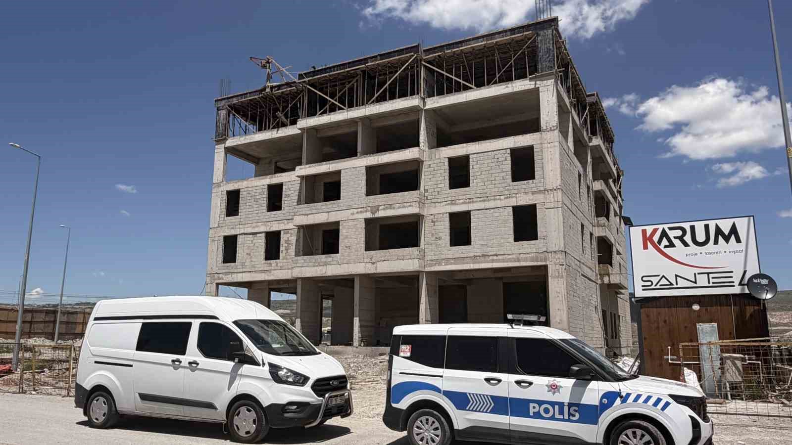İnşaatın 4. katından d&uuml;şen iş&ccedil;i ağır yaralandı