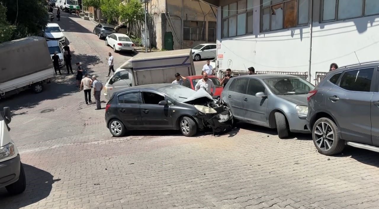 Kağıthane&rsquo;de yokuştan kayan ara&ccedil; kaza yaptı: 4 ara&ccedil;ta maddi hasar oluştu